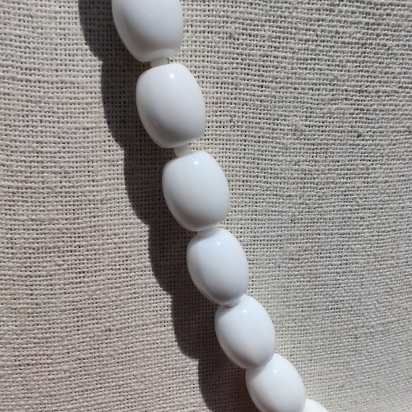 Vintage white milk glass necklace - Picture 4 of 6